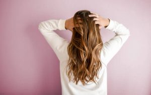 chica con cabello seco