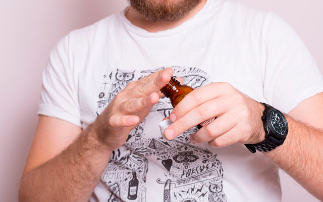 6 cosméticos que deberías quitarle a tu novio