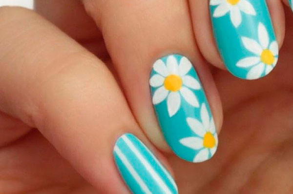 Diseño de uñas margarita