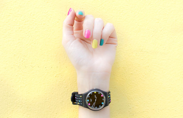 Diseño de uñas multicolor