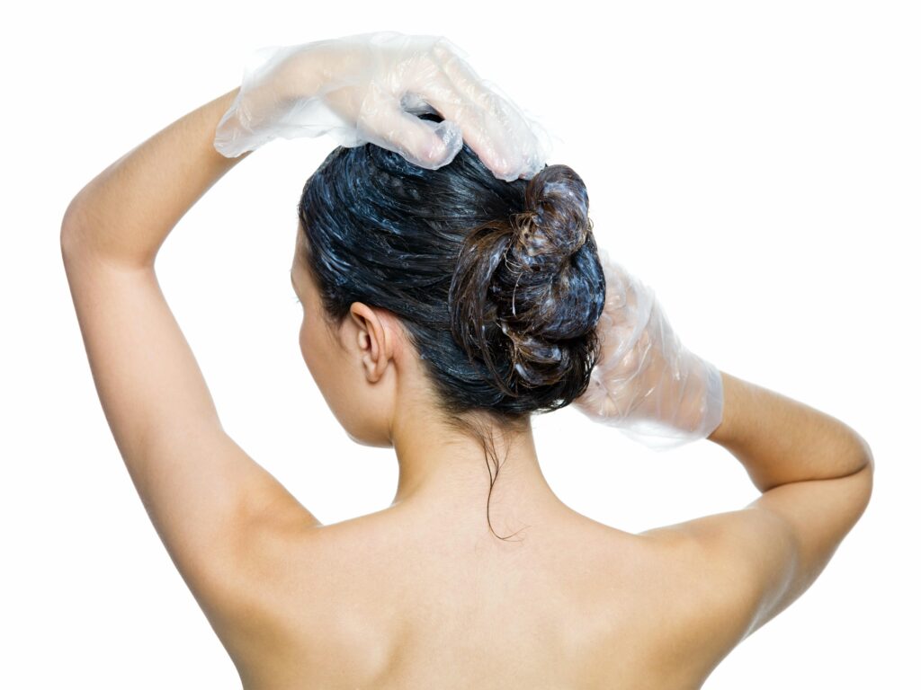 mujer aplicando tinte para el pelo