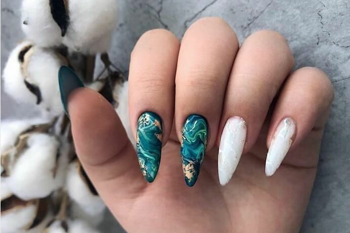 Uñas de mármol azules
