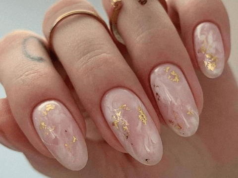 manicura de mármol con brillo oro